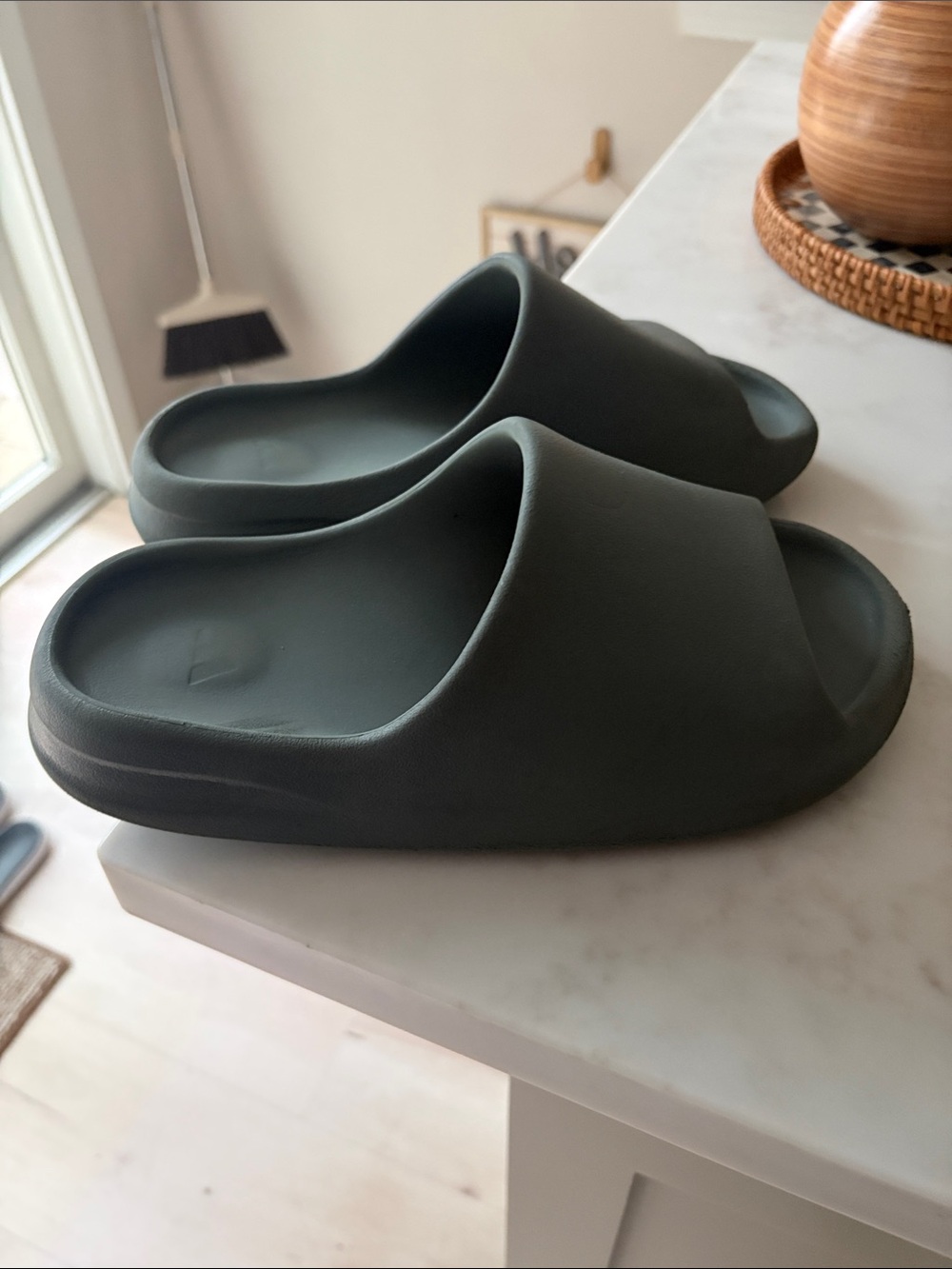 yeezy slide grayish blue US sz 7